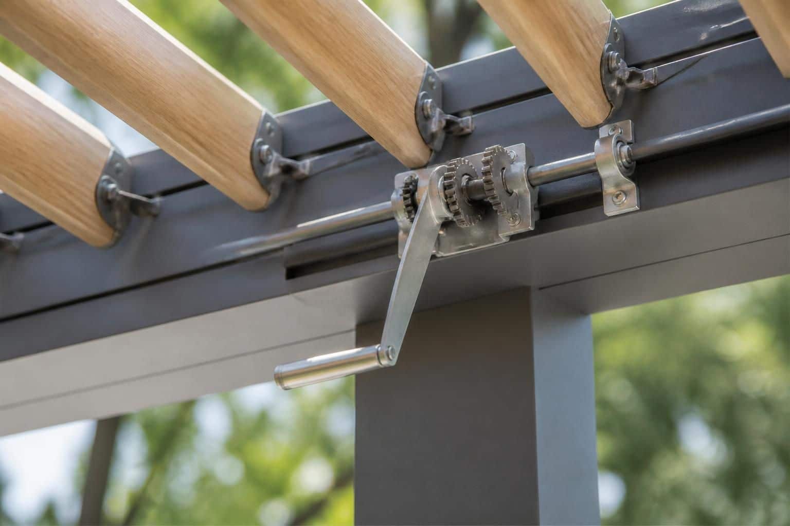 apprenez à fabriquer un mécanisme simple et efficace pour orienter les lames de votre pergola, et profitez d'un confort optimal en ajustant facilement l'ombre et la lumière.