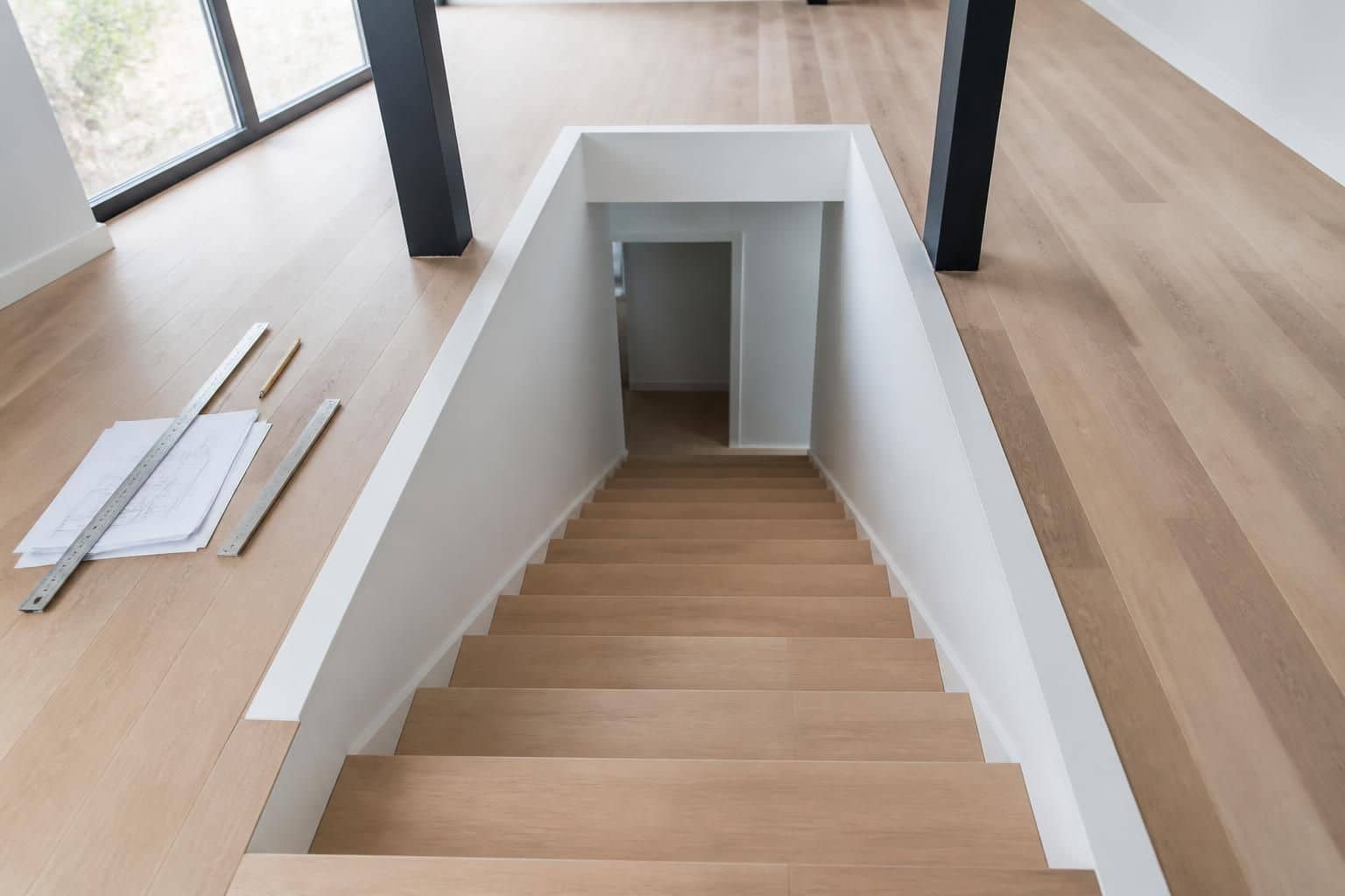 découvrez les dimensions, normes et conseils indispensables pour bien réaliser une trémie d'escalier sécurisée et adaptée à votre espace.